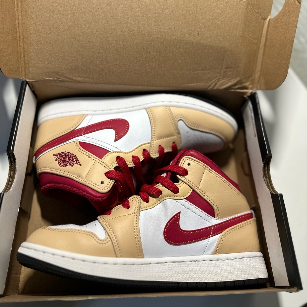 Jordan 1 Mid
Light Curry Cardinal (GS)